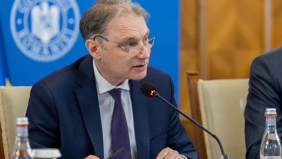 Luca Niculescu la o reuniune, în imaginea folosită de Radio România Actualități pentru relatarea despre audieri.