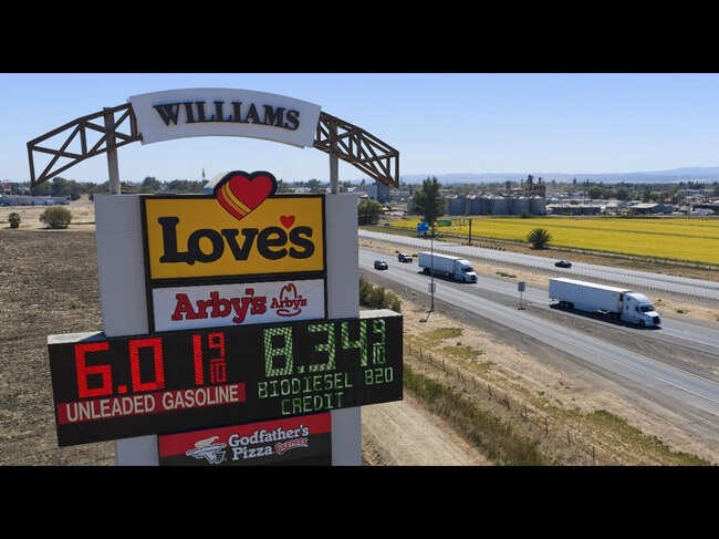Camion pe autostrada din Williams, California, trece pe lângă un panou cu prețurile motorinei, în 28 septembrie 2026