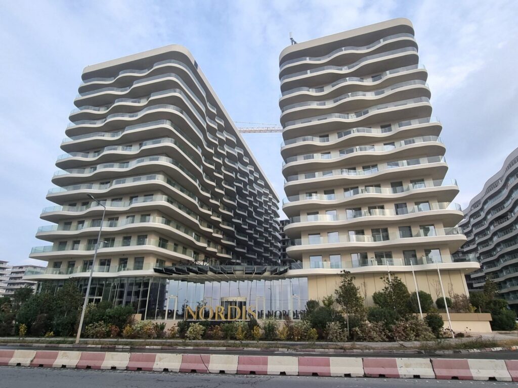 Clădirile complexului Nordis Mamaia și inscripția Nordis de la intrare