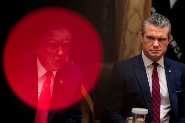 Donald Trump și Pete Hegseth la o reuniune de la Casa Albă, la 2 decembrie 2025. Fotografie de arhivă.