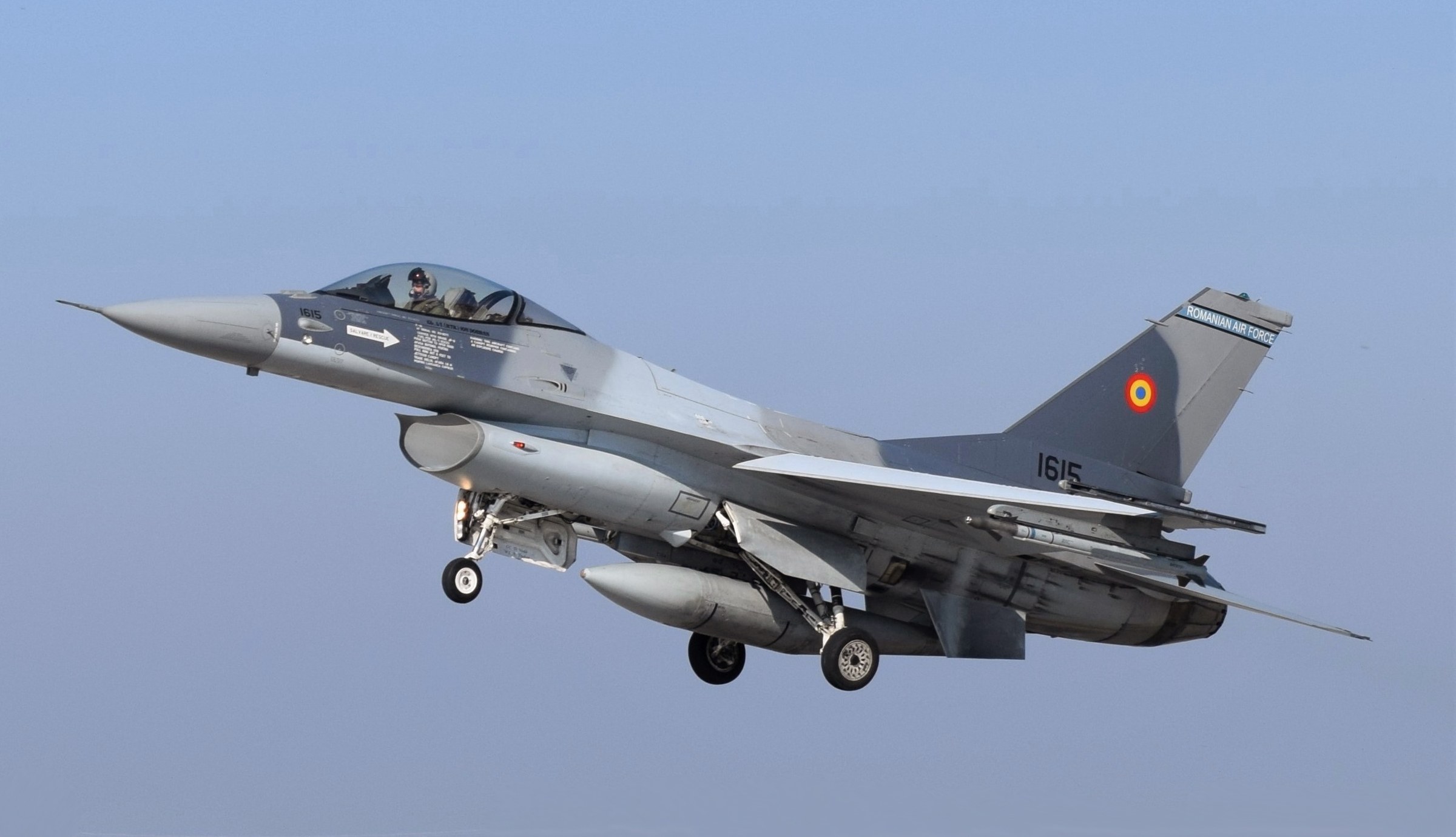 Avion F-16 românesc la baza Borcea, fotografie de arhivă din 2021