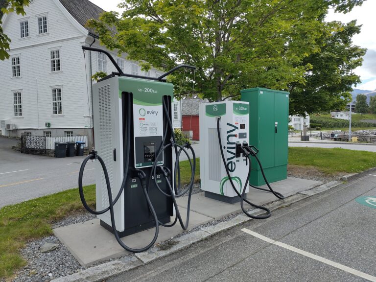Stații publice de încărcare rapidă pentru automobile electrice în Utne, Norvegia, fotografie ilustrativă din 2025