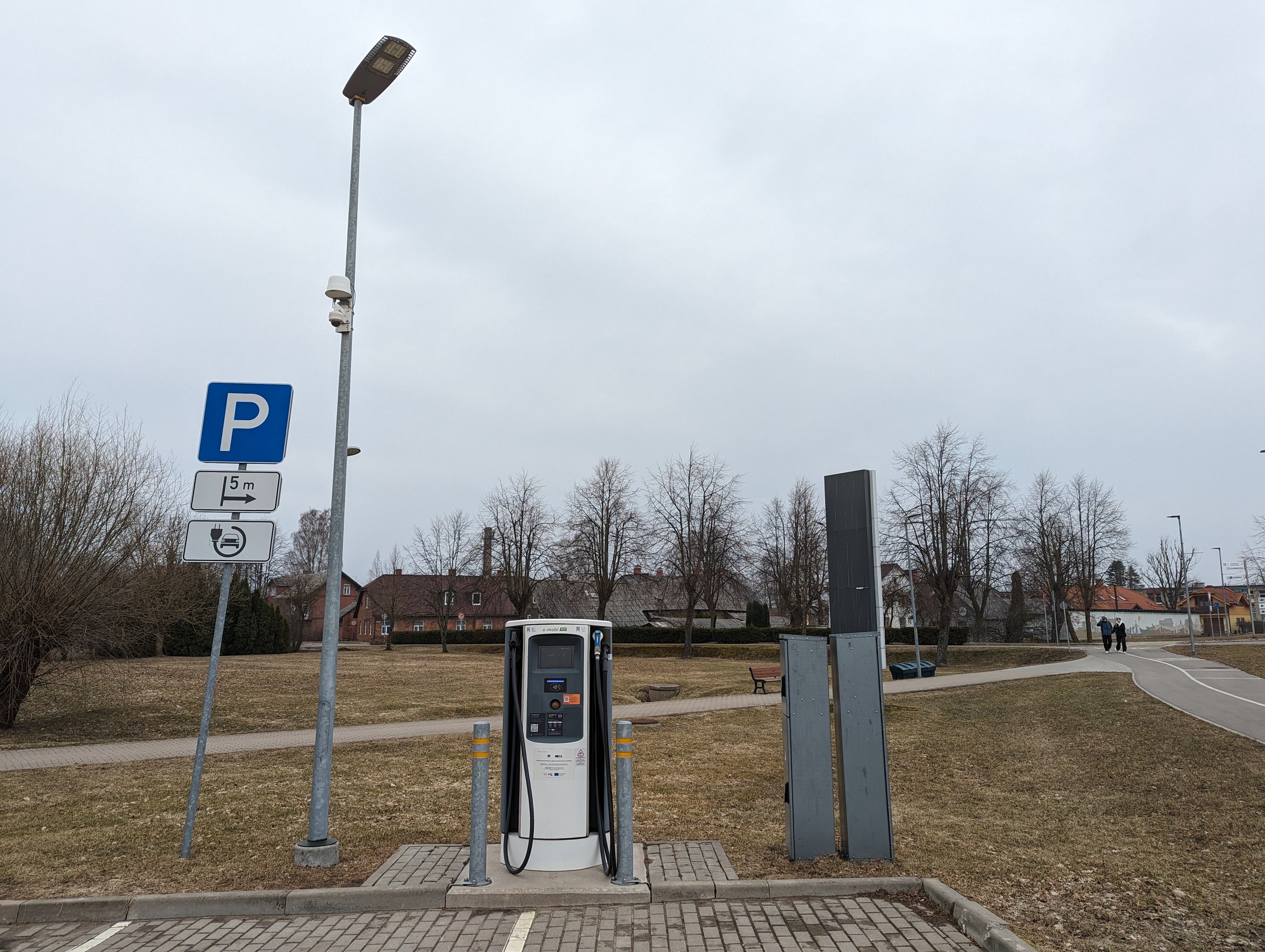 Punct public de încărcare electrică din Salacgrīva, Letonia, fotografie de arhivă din 2024, ilustrativă pentru infrastructura de încărcare