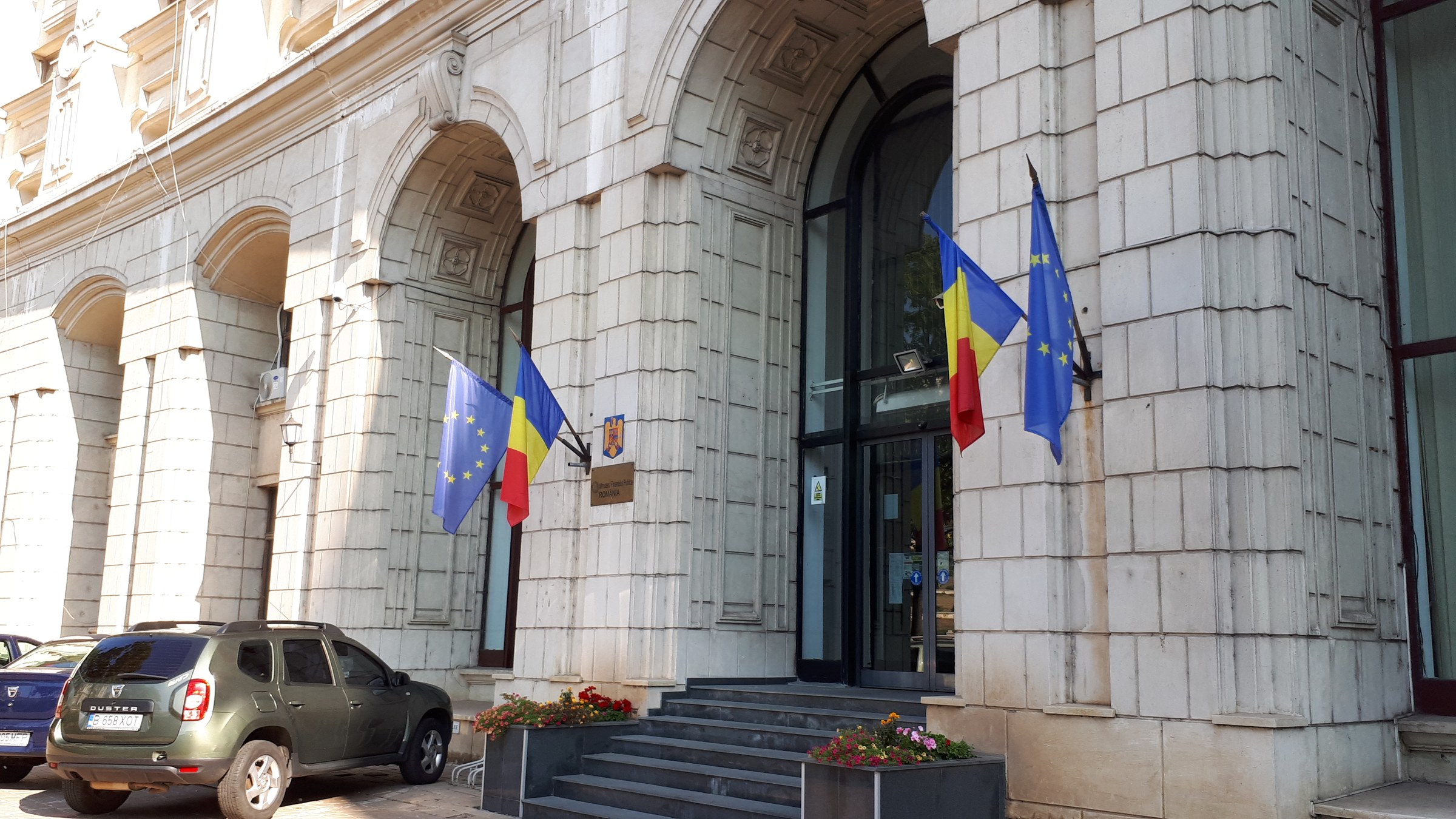 Intrarea în sediul Ministerului Finanțelor Publice din București, România, fotografie de arhivă din octombrie 2017