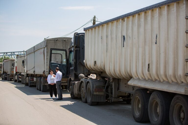 Camioane la punctul de trecere Giurgiulești–Galați, Republica Moldova, în timpul unei vizite oficiale din 5 iunie 2022, fotografie de arhivă