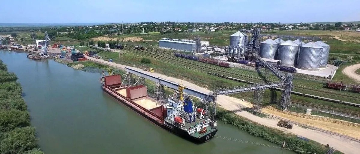 Cheiuri, navă și instalații pentru manipularea mărfurilor în Portul Internațional Liber Giurgiulești, Republica Moldova, imagine publicată în martie 2026