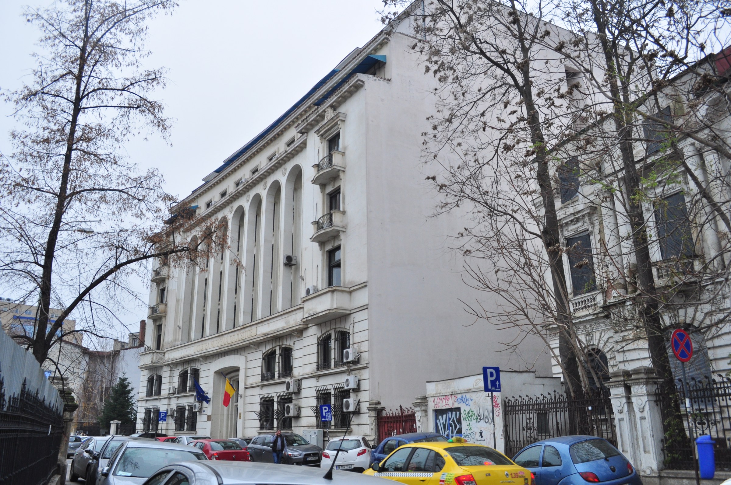 Fațada Înaltei Curți de Casație și Justiție din București, fotografiată în decembrie 2014
