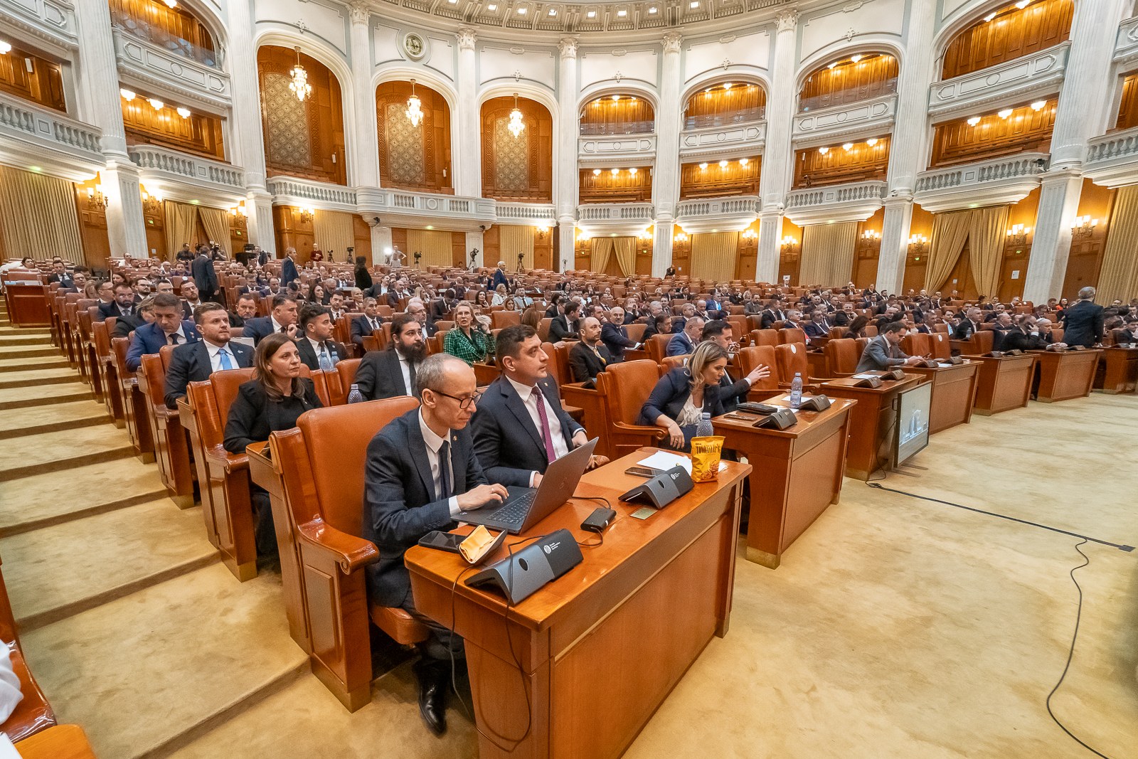 Sala Camerei Deputaților din România în timpul activităților parlamentare din 21 decembrie 2024