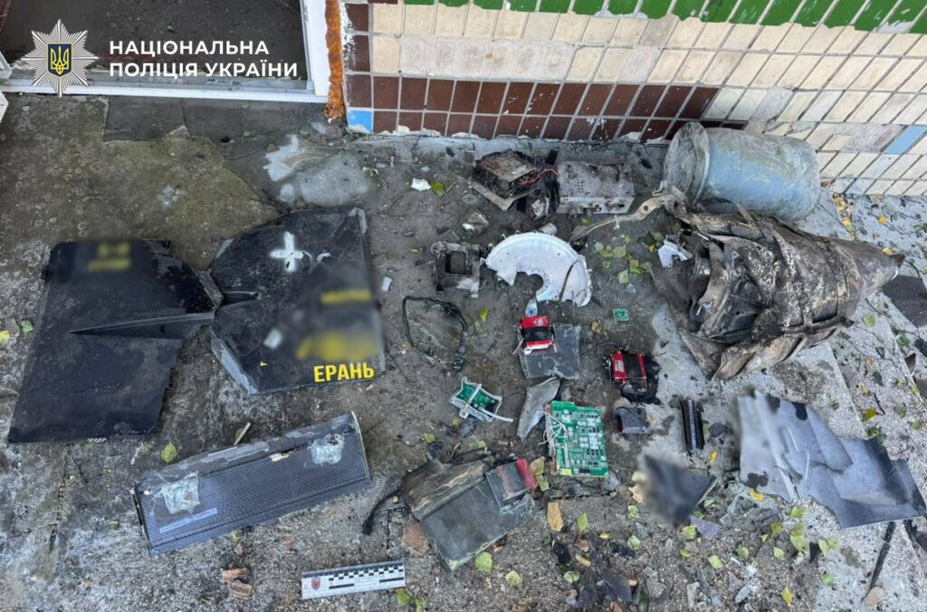 Resturile unei drone rusești Geran-4 și încărcătura sa neexplodată, fotografiate la Kyiv, 1 octombrie 2026, imagine de arhivă comparativă, nu drona din Moldova