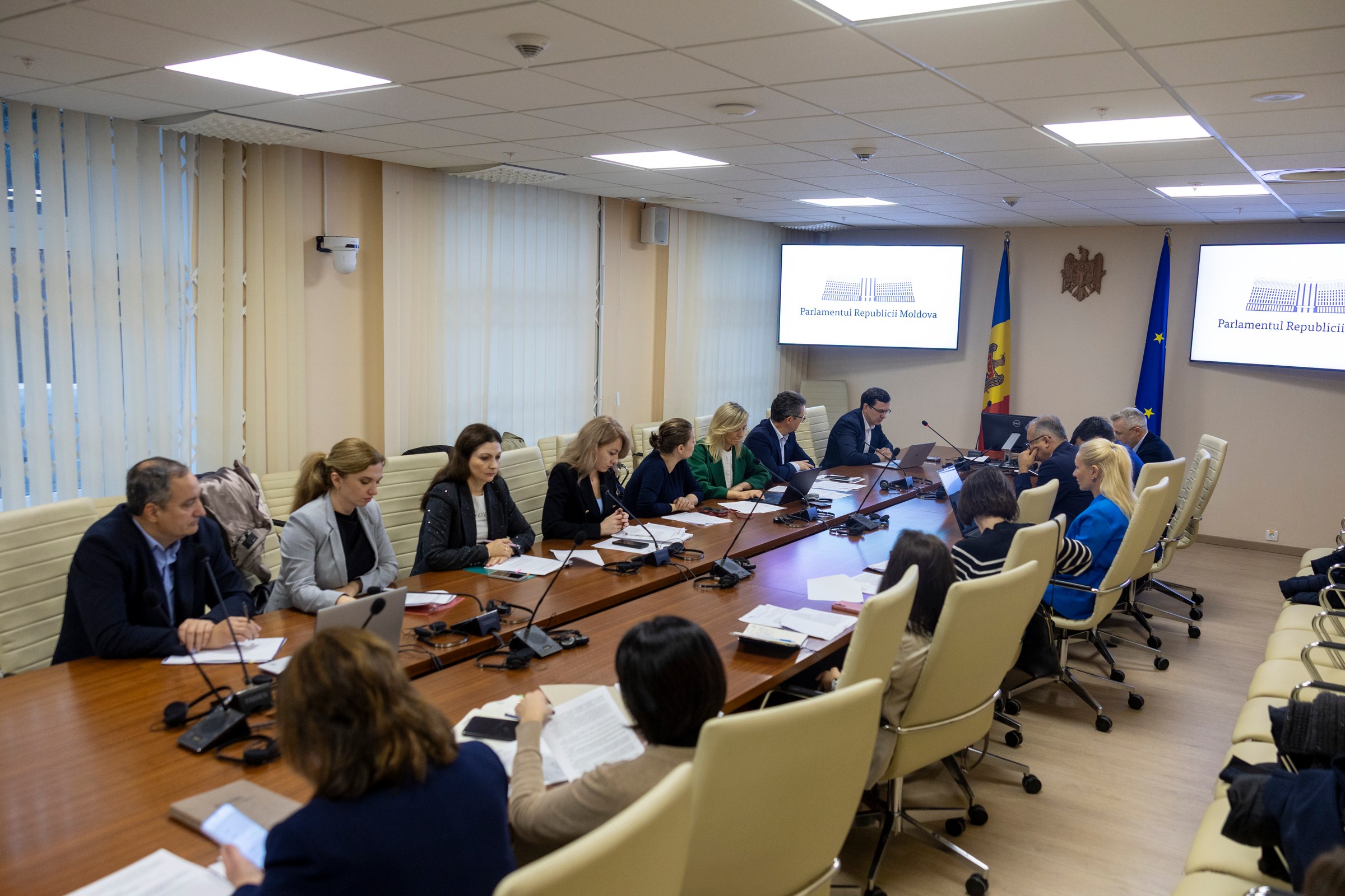 Vedere largă a consultărilor Comisiei pentru economie, buget și finanțe din Parlamentul Republicii Moldova, 23 octombrie 2026