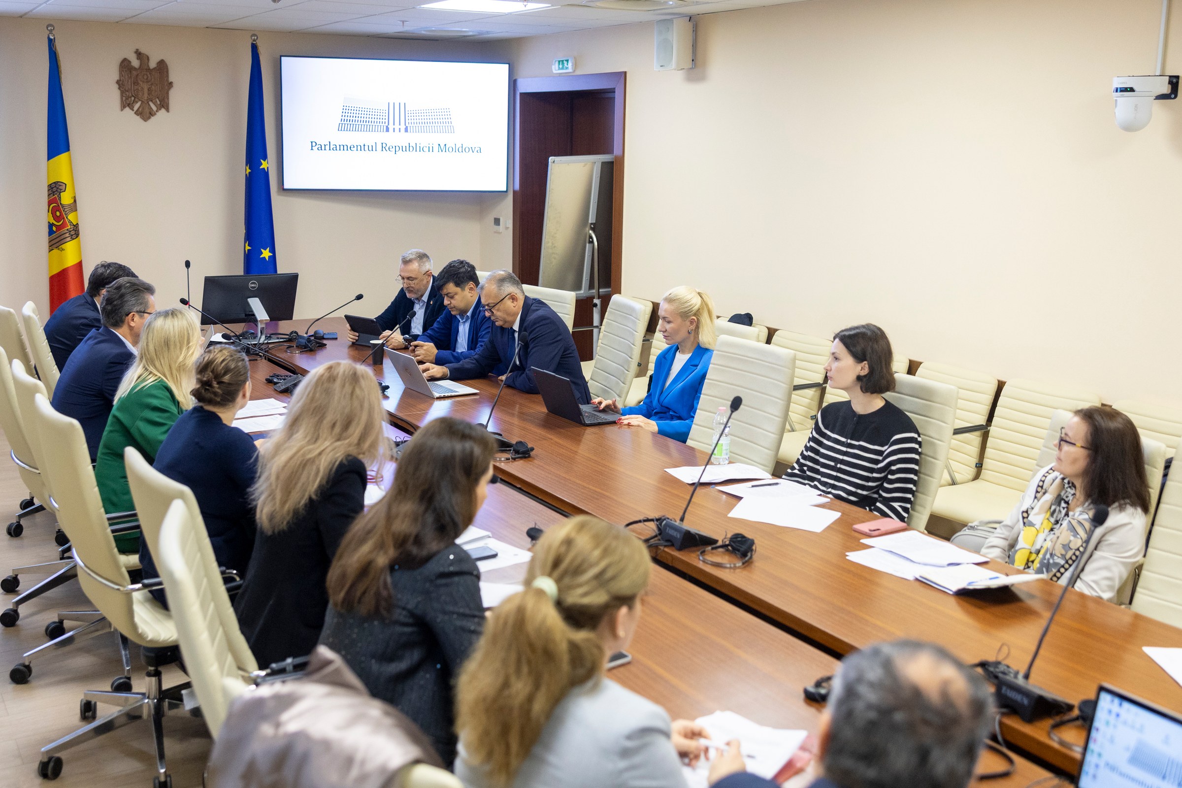 Participanți la ședința de consultări pentru Moldova HiTech Park în Parlamentul Republicii Moldova, 23 octombrie 2026