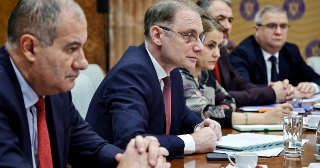 Premierul Luca Niculescu la ședința de lucru despre plățile PNRR, Palatul Victoria, București, 23 octombrie 2026. Fotografie de la Guvernul României