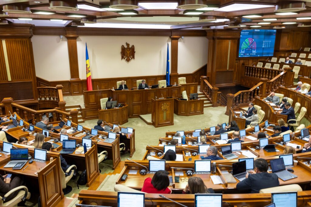 Sala de plen a Parlamentului Republicii Moldova la ședința din 22 octombrie 2026, cu deputați și panou de vot