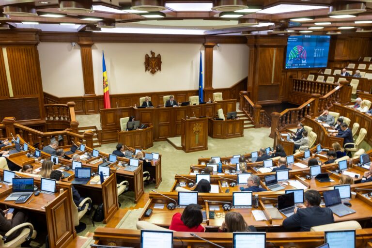 Sala de plen a Parlamentului Republicii Moldova la ședința din 22 octombrie 2026, cu deputați și panou de vot