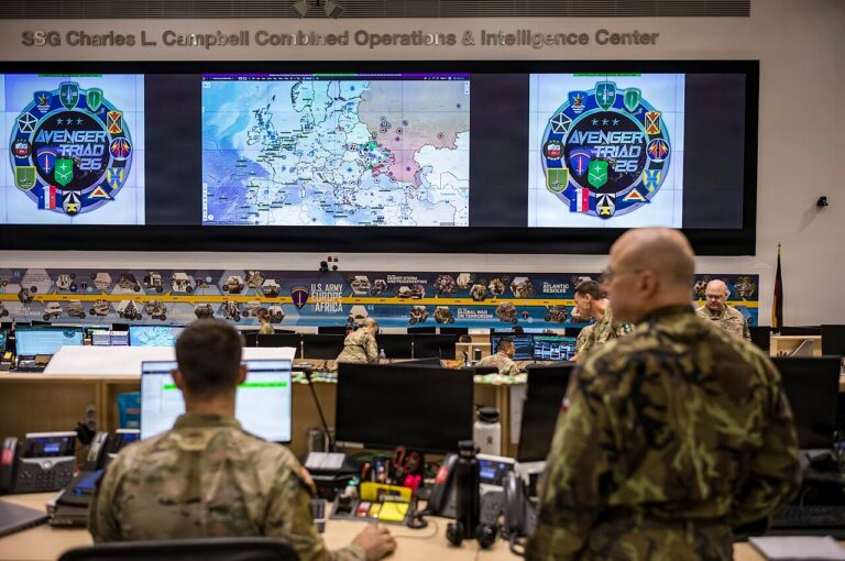 Militari americani și aliați în centrul de comandă de la Wiesbaden în timpul exercițiului Avenger Triad 26, octombrie 2026