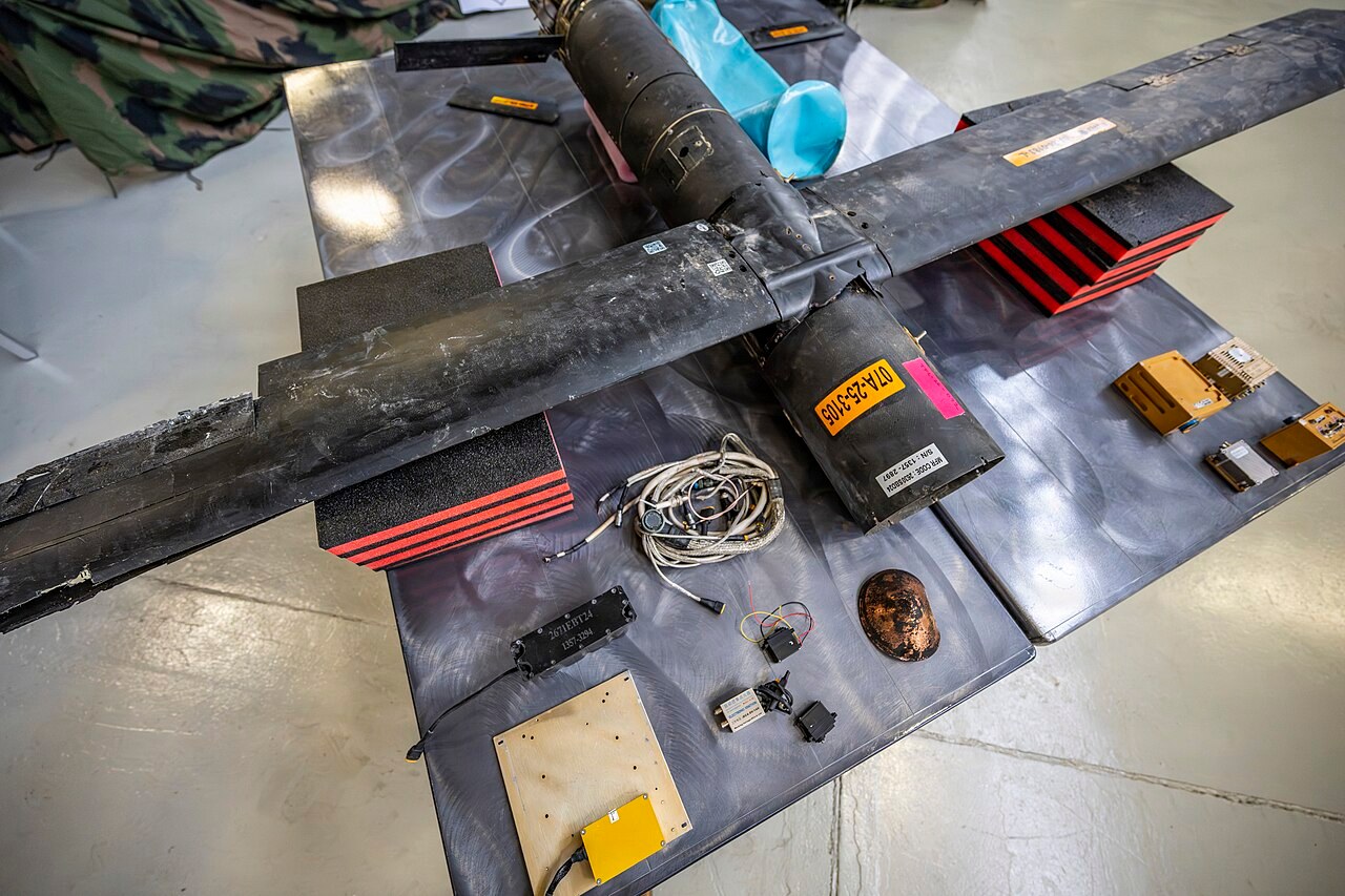 Resturile unei aeronave fără pilot expuse la prezentarea tehnologiilor înaintea exercițiului Avenger Triad 26, Wiesbaden, septembrie 2026