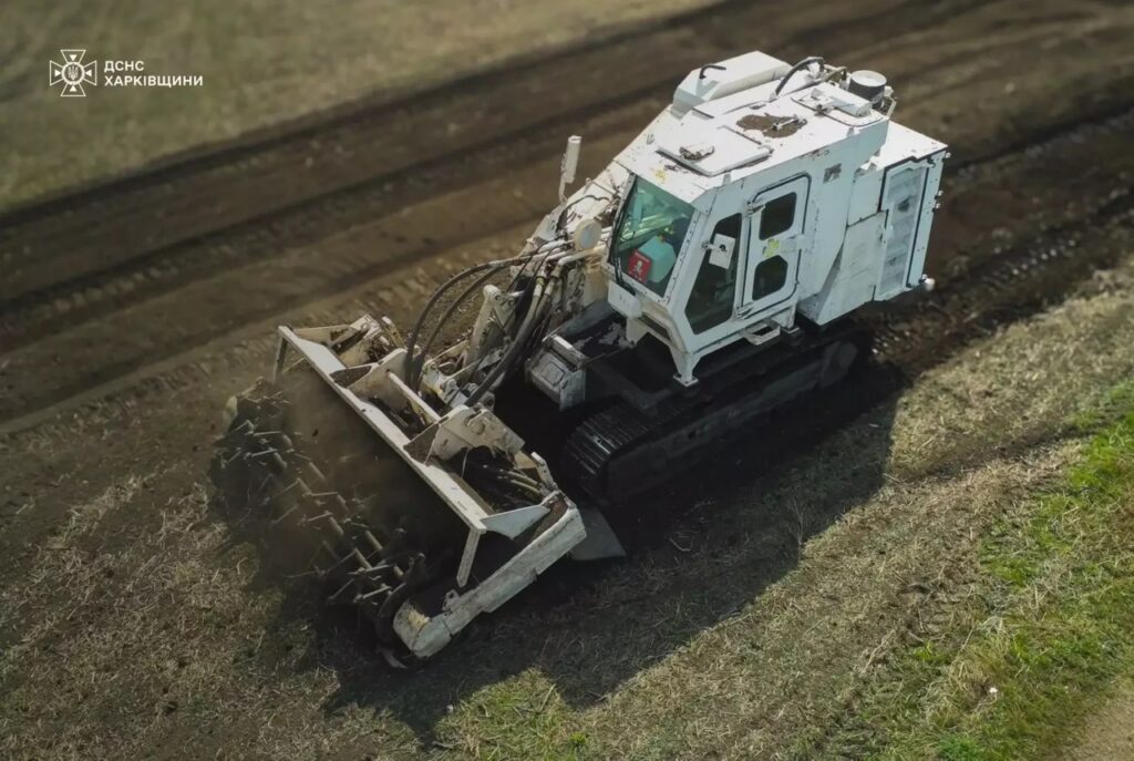 Imagine de arhivă din 10 aprilie 2024: mașina de deminare Armtrac 400 folosită de salvatori în regiunea Harkiv, Ucraina