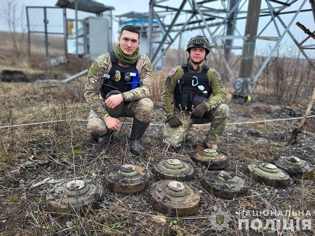 Fotografie de arhivă din 14 februarie 2024: mine antitanc colectate de geniști ai Poliției Naționale a Ucrainei în regiunea Harkiv