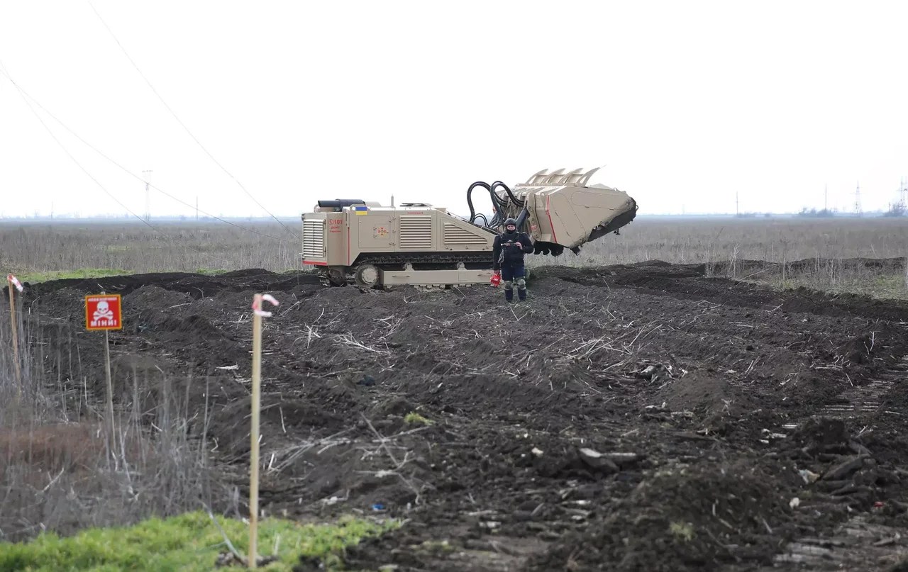 Fotografie de arhivă din 22 martie 2023: utilaj de deminare pe teren în regiunea Herson, Ucraina